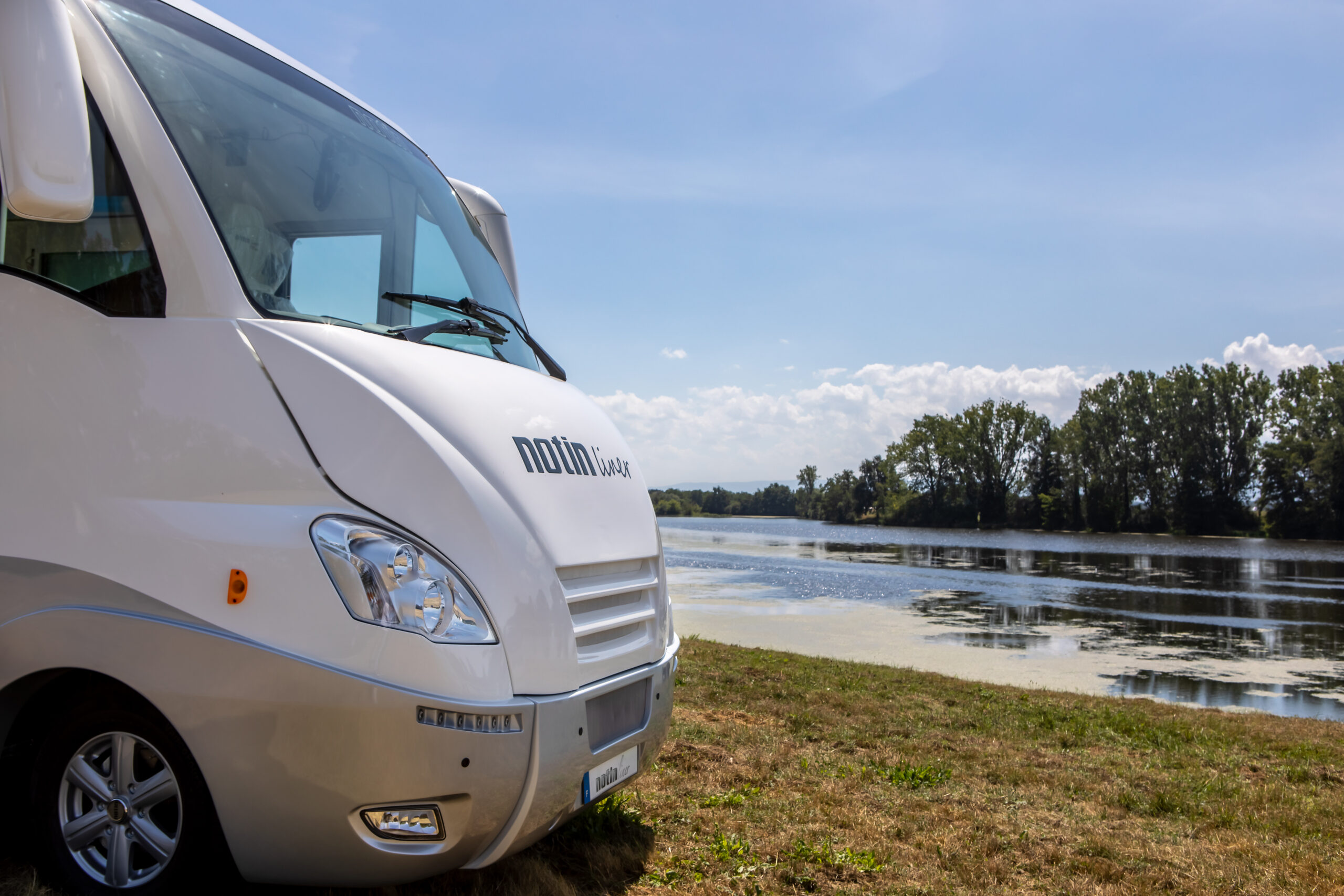 Camping car Notin Liner au bord d'un lac