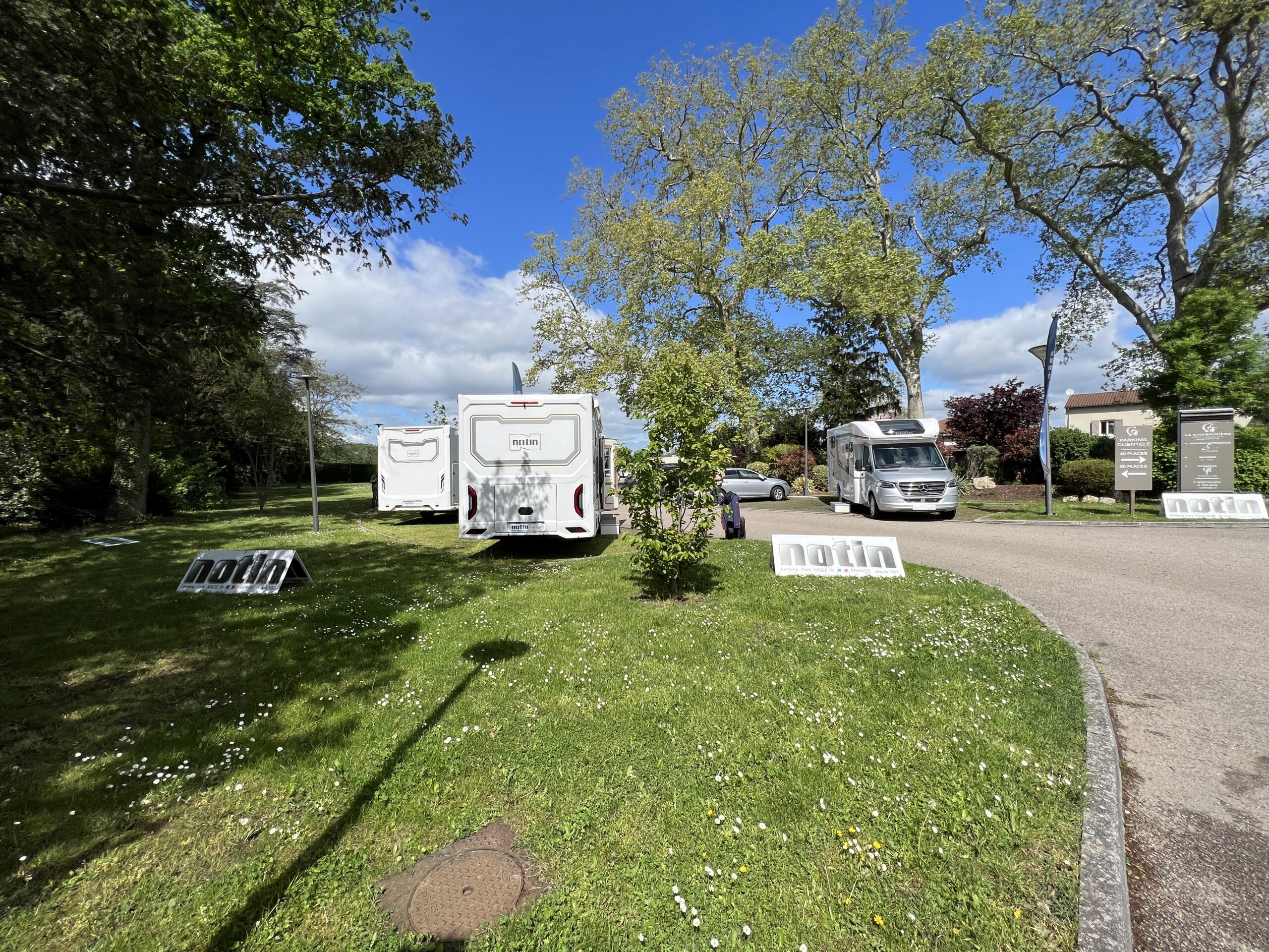 Présentation de la collection des camping-cars Notin dans la Loire en France