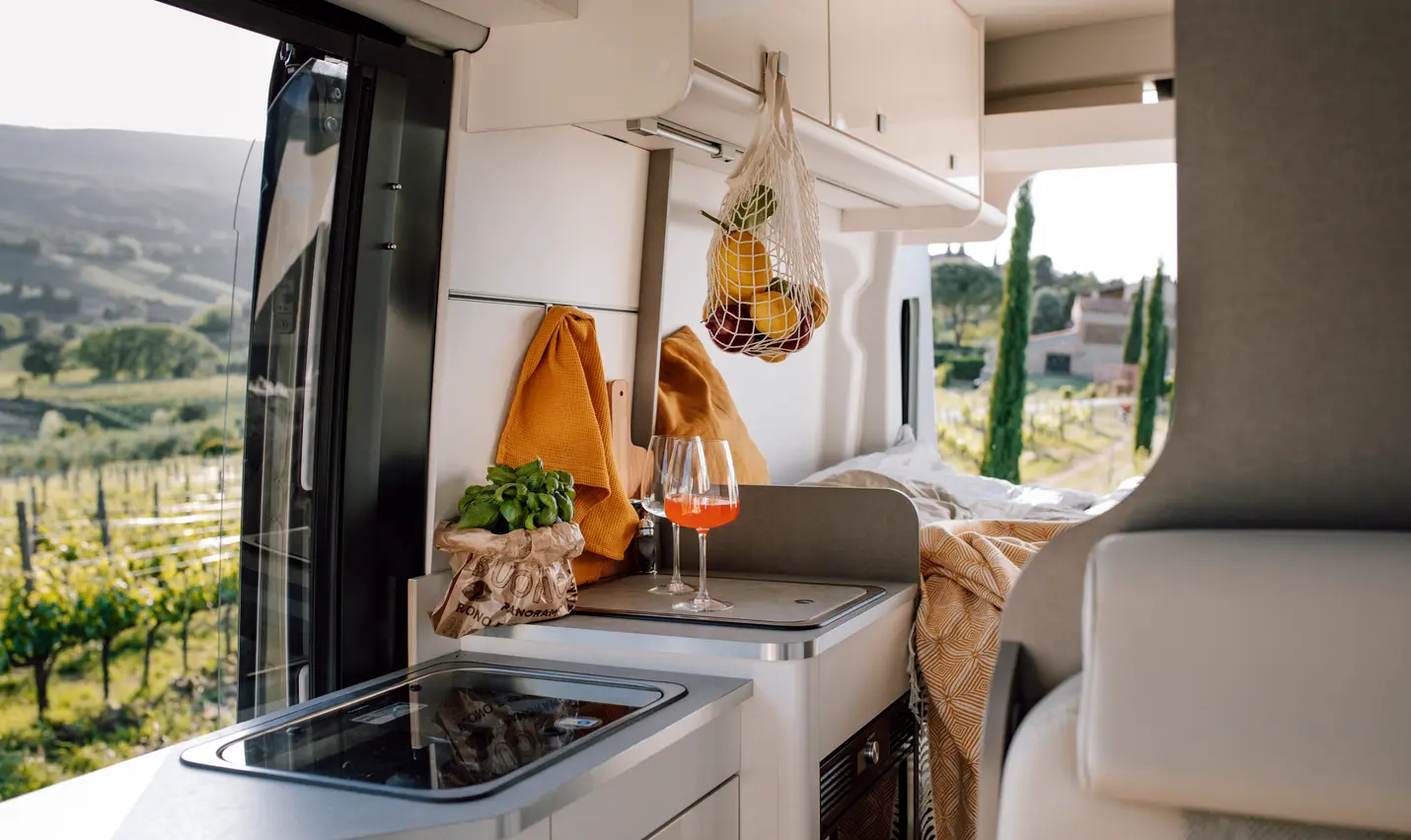 Pause d'un vanlifer avec son fourgon aménagé garé dans les vignes