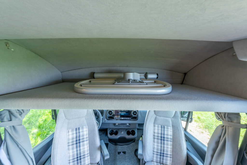 vue de l'avant du fourgon aménagé la strada Regent