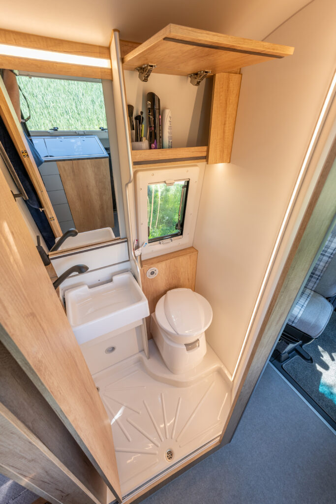 se laver dans un fourgon aménagé la strada Regent