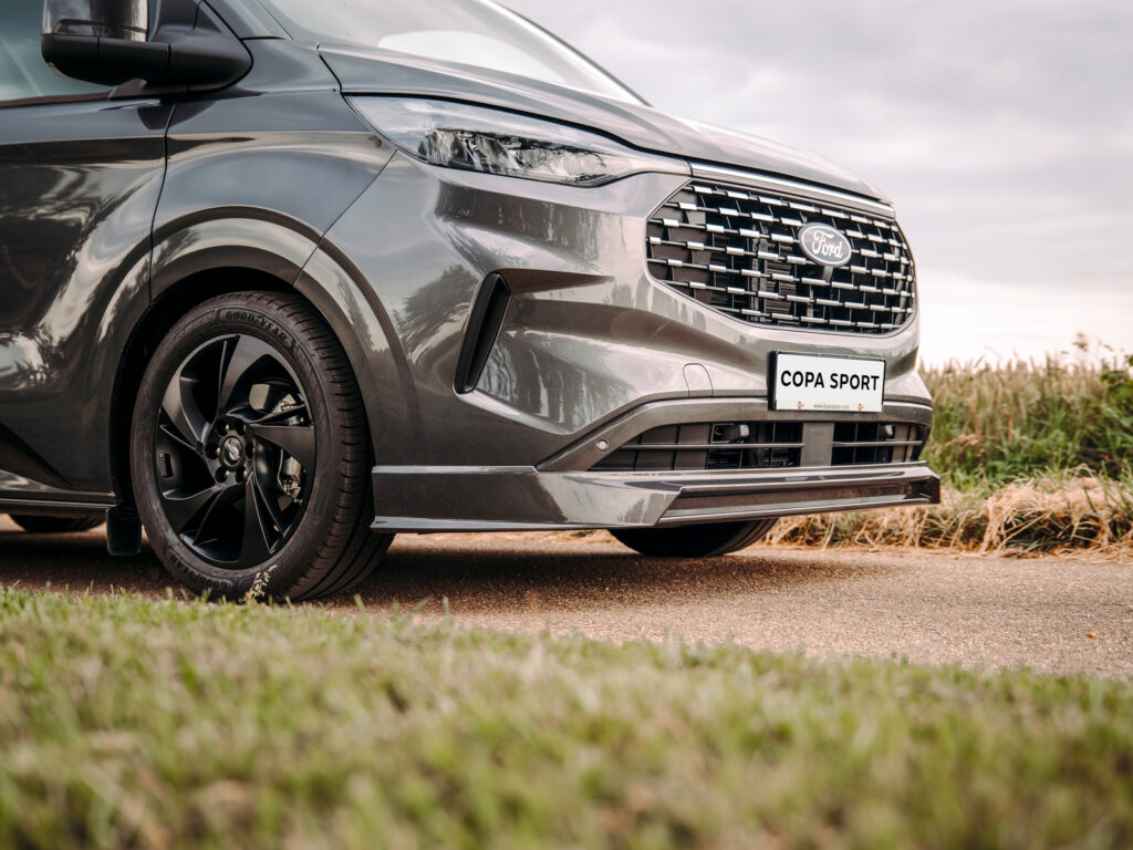 Van Ford Custom aménagé par Bürstner dans la version Copa Sport 500