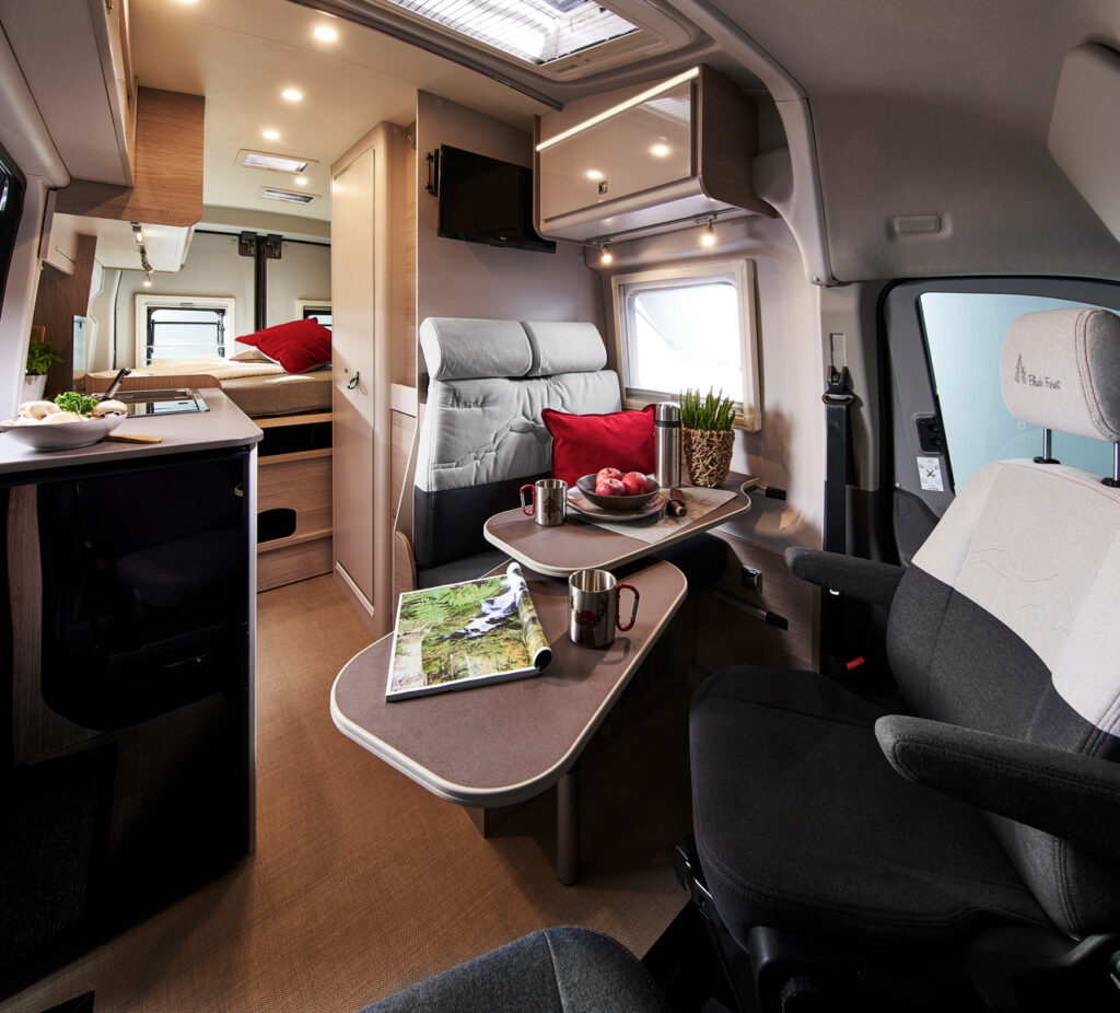 Fourgon Ford Transit aménagé par Burstner en version Lineo c 4x4 finition black-forest