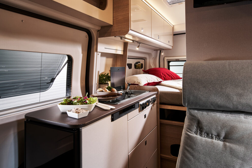 Fourgon Ford Transit aménagé par Burstner en version Lineo c 4x4 finition black-forest