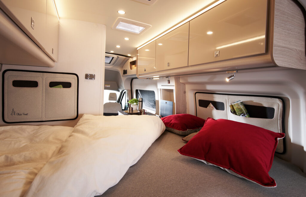 Fourgon Ford Transit aménagé par Burstner en version Lineo c 4x4 finition black-forest