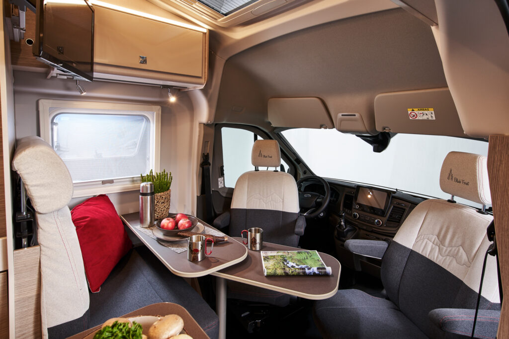 Fourgon Ford Transit aménagé par Burstner en version Lineo c 4x4 finition black-forest