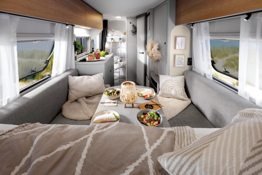 vue du salon de la caravane LMC Sassino 