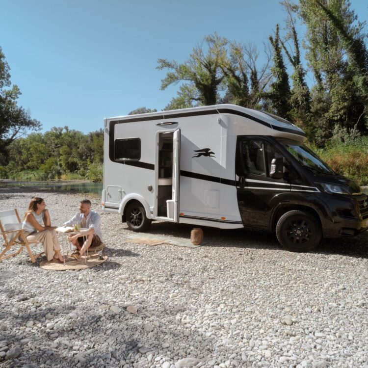 Camping-car profilé LAIKA 105 L avec un salon à l'arrière