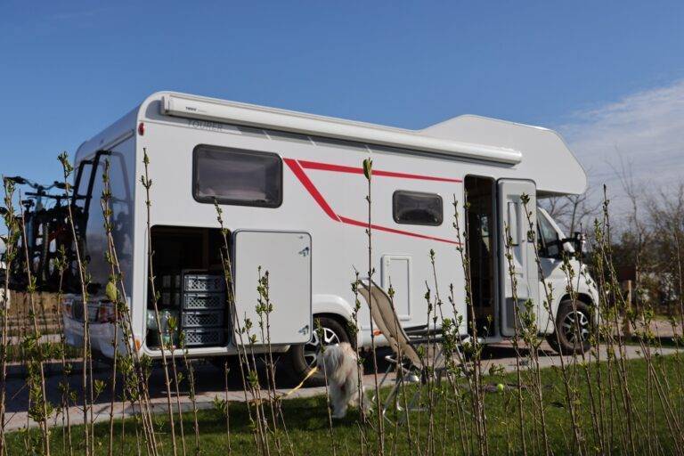 Camping-car capucine LMC Tourer sur le bord de la route