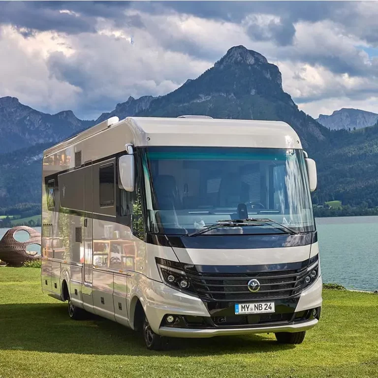 Luxueux camping-car Niesmann+Bischoff au bord d'un lac