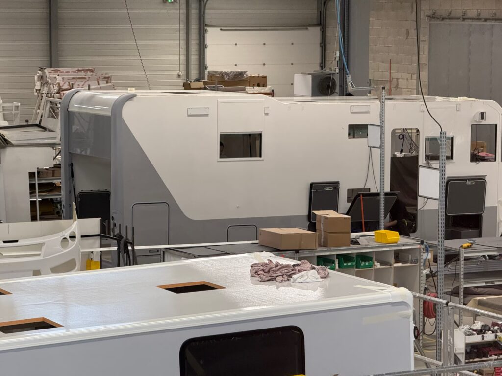 Visite de la chaine d'assemblage des camping cars Notin à Panissières