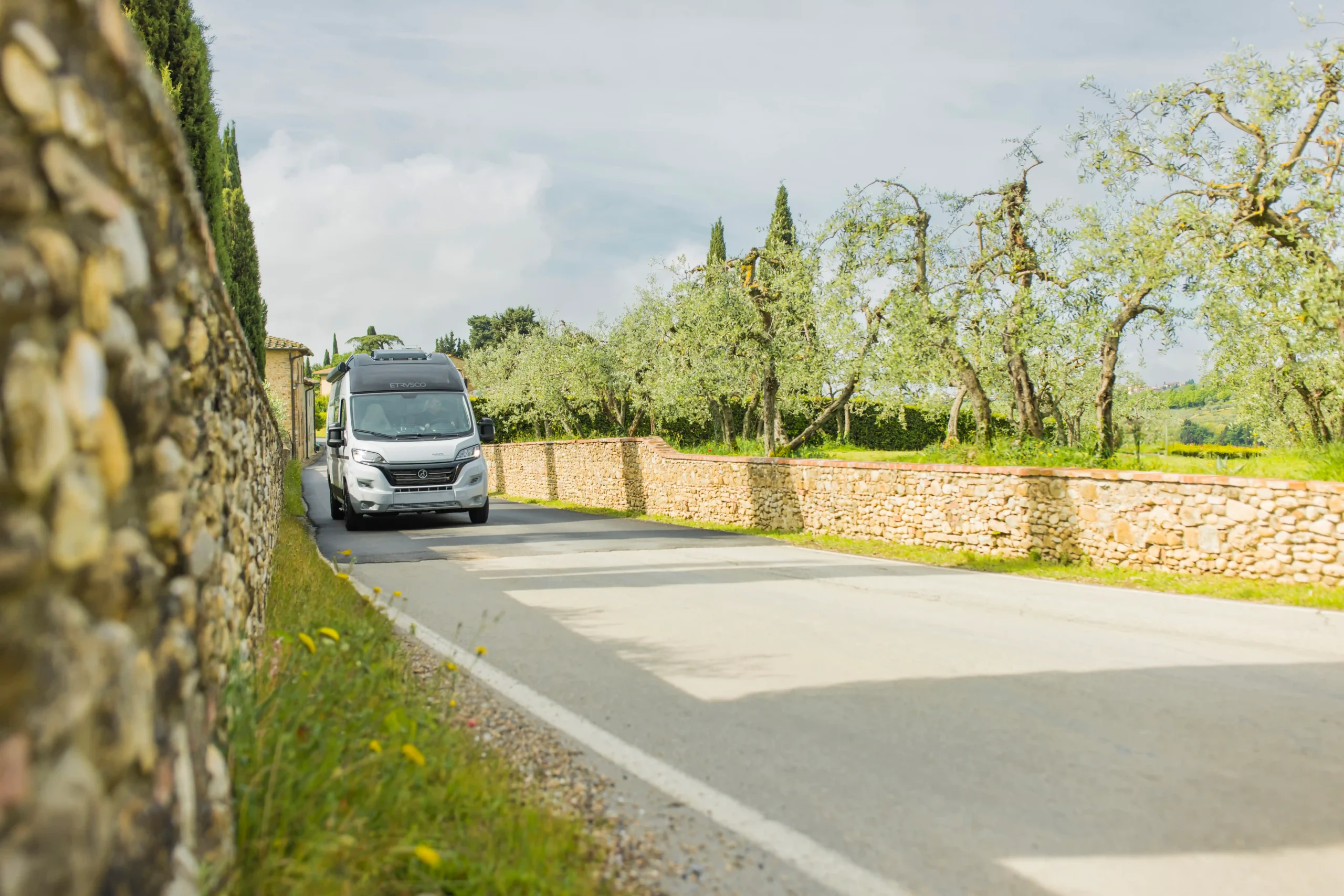 Véhicule de loisir Etrusco dans la campagne