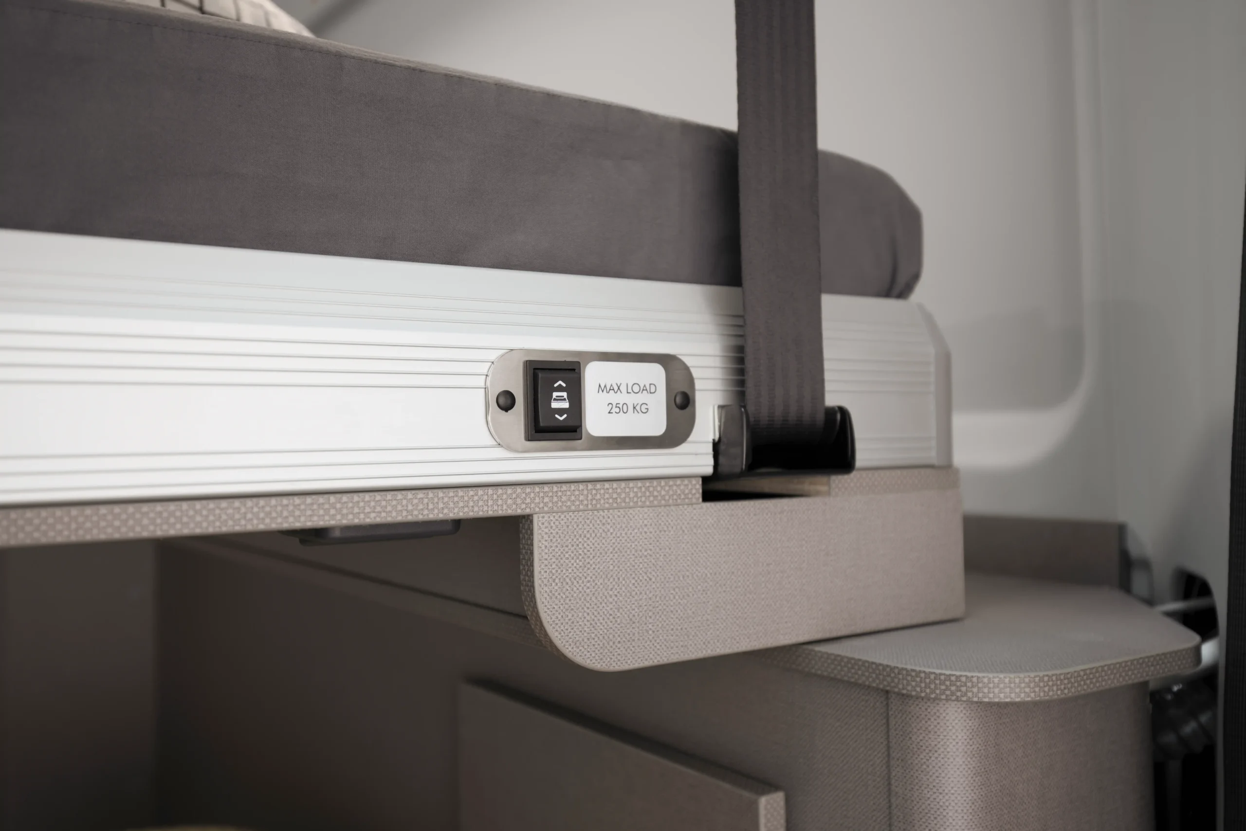 Lit pavillon d'un fourgon Etrusco pouvant porter jusqu'à 250kg