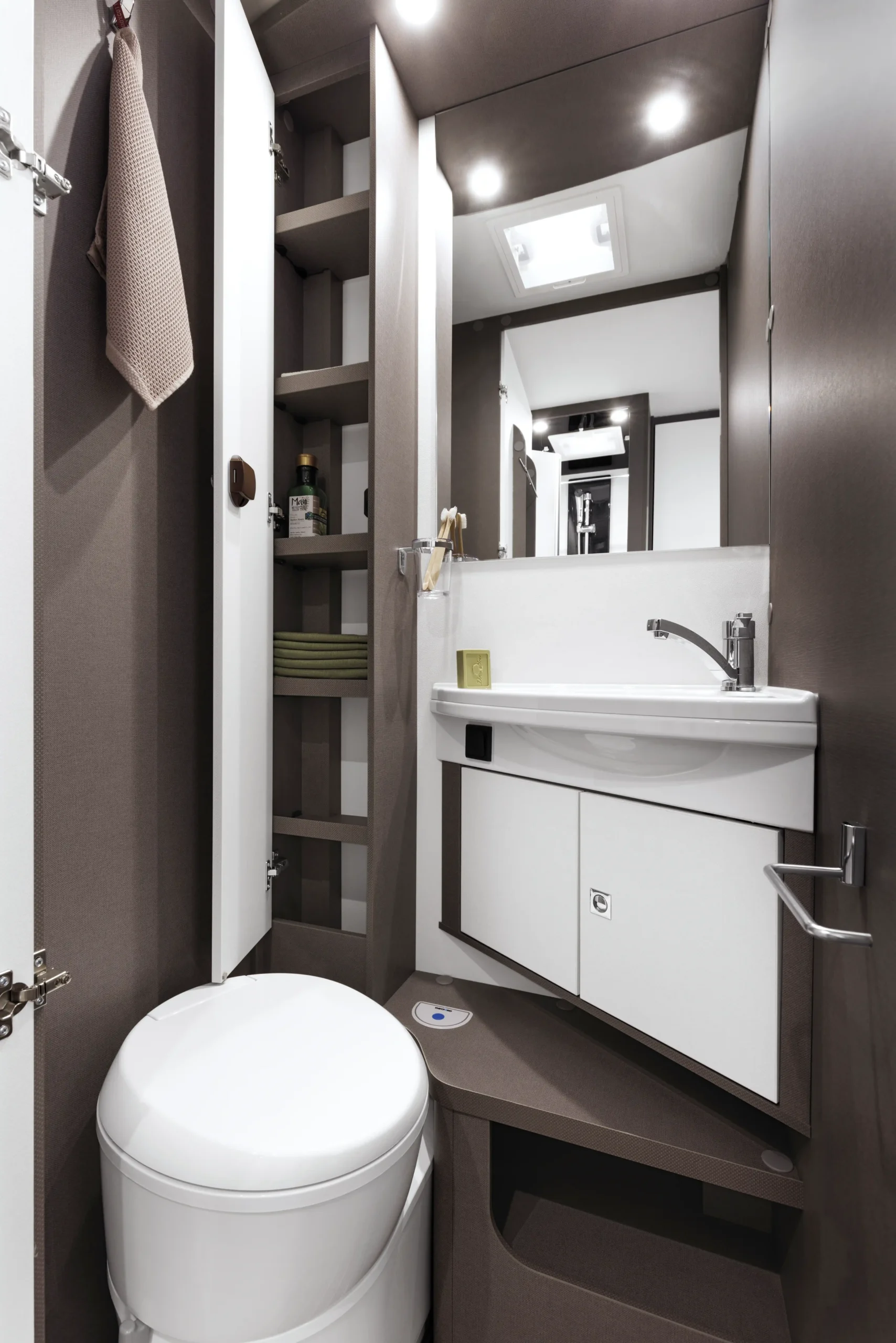 La salle d'eau d'un camping-car profilé Estruco