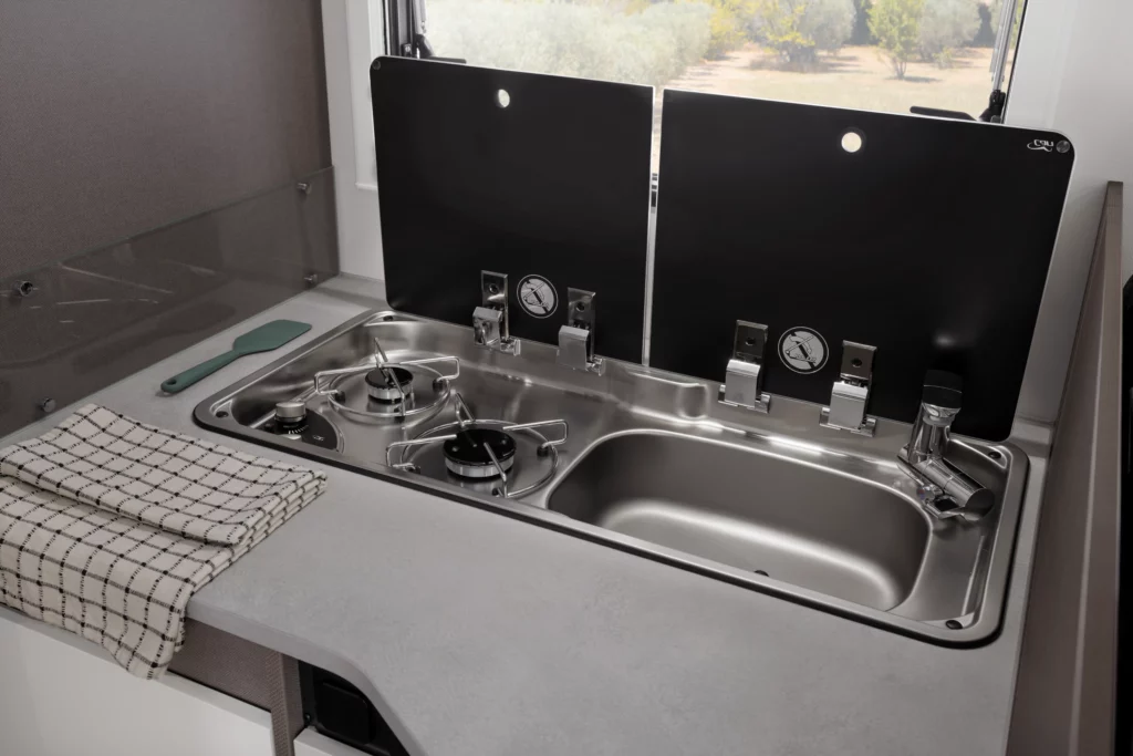 L'intérieur du camping car Etrusco T6.9SB