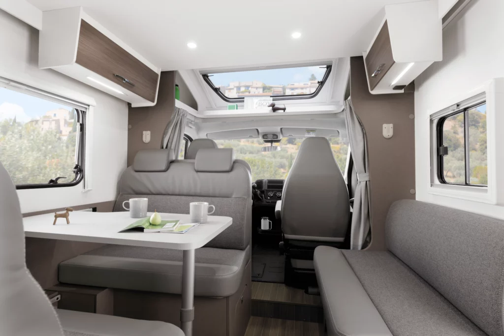 L'intérieur du camping car Etrusco T6.9SB