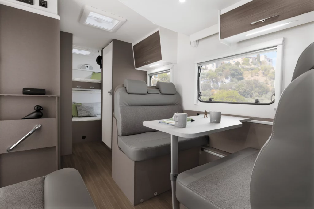 L'intérieur du camping car Etrusco T6.9SB
