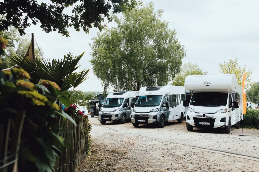 Présentation des véhicules de loisirs du constructeur Carado