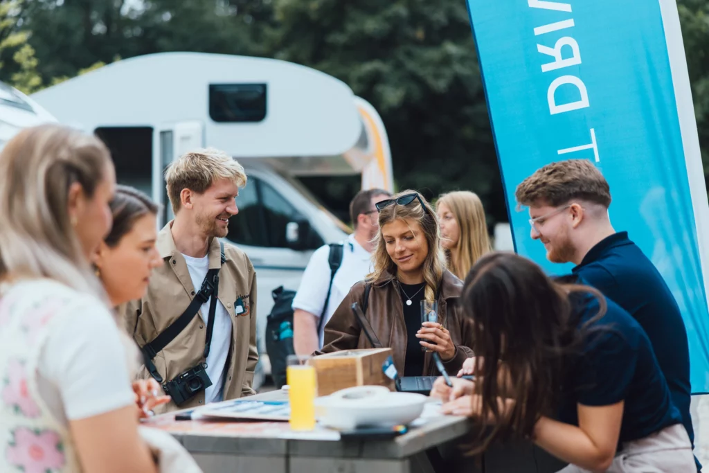 Famille autour d'une table devant leur camping-car