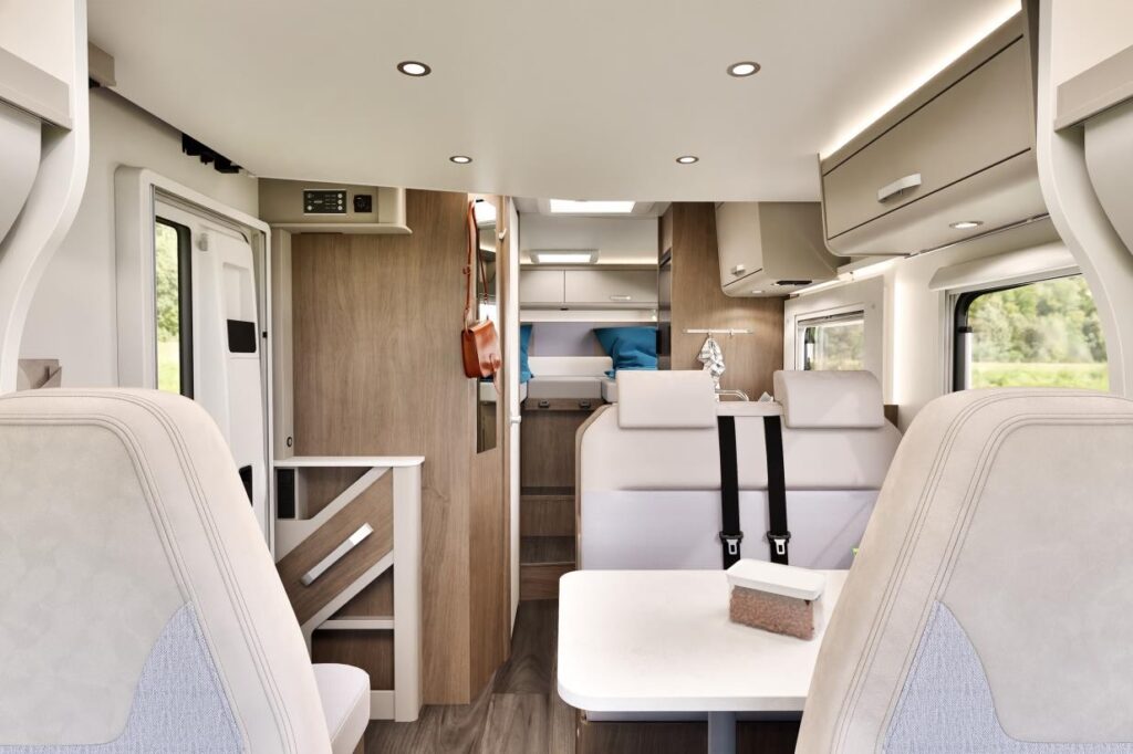 Vue avant du camping-car profilé du constructeur Carado - Modèle T328