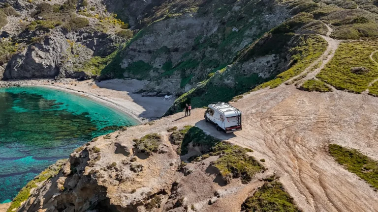 Se balader en caming-car près des falaises