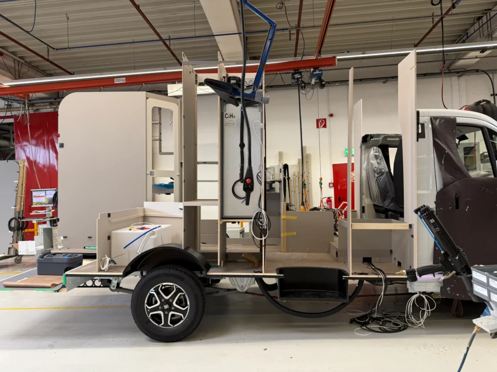 Structure d'un camping-car profilé avant l'installatione des parois