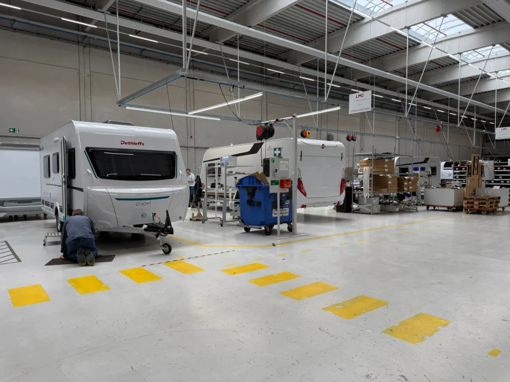 Caravane LMC dans l'espace S.A.V de l'usine