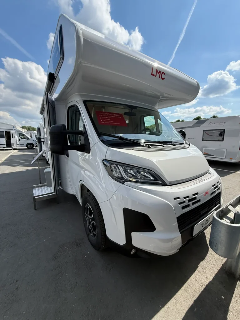 Le Petit Marcel découvre un camping-car de type capucine