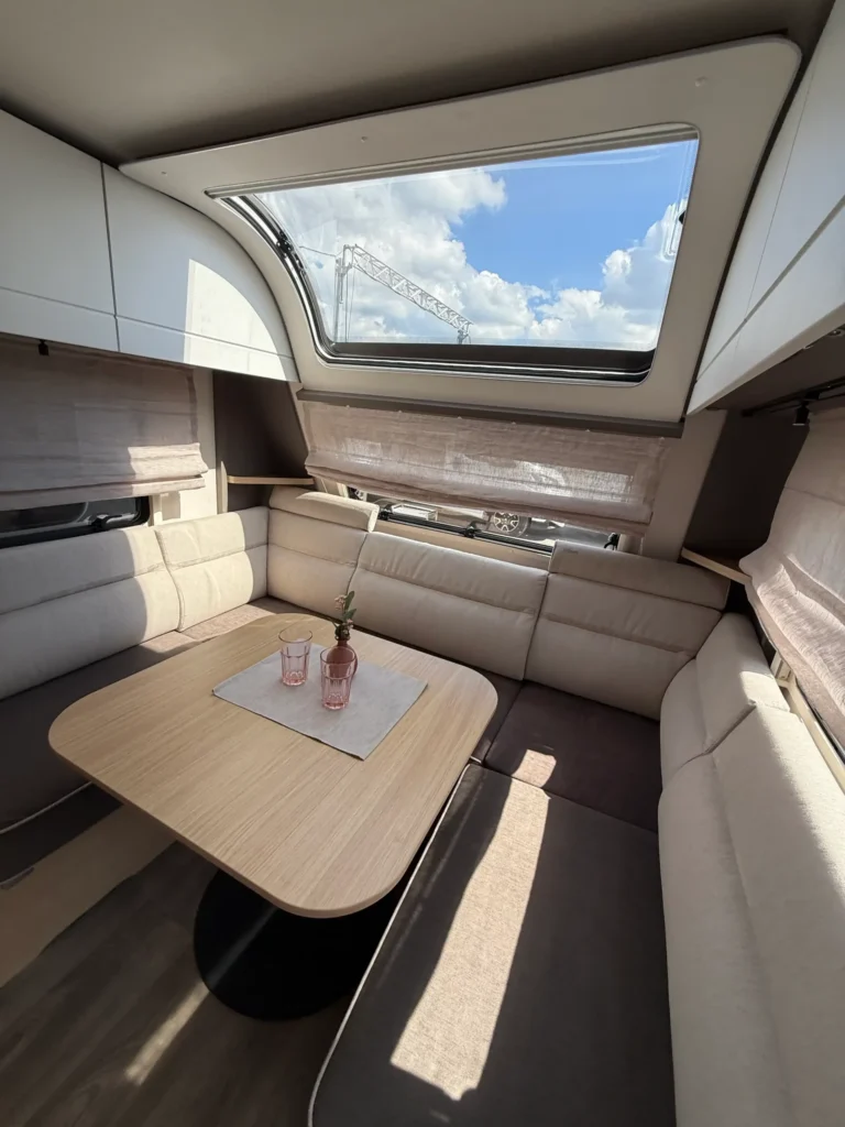 Le salon d'une caravane LMC