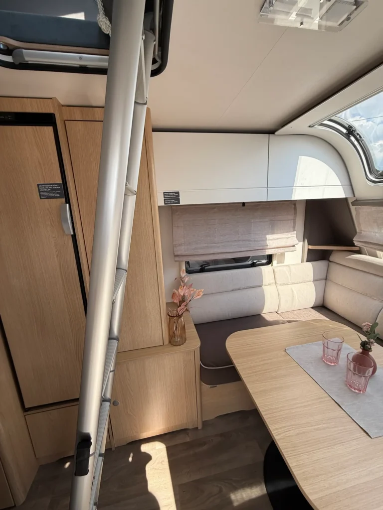 L'intérieur d'une caravane LMC