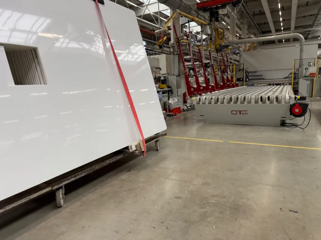 Toit d'une caravane LMC dans l'usine visitée par Le Petit Marcel