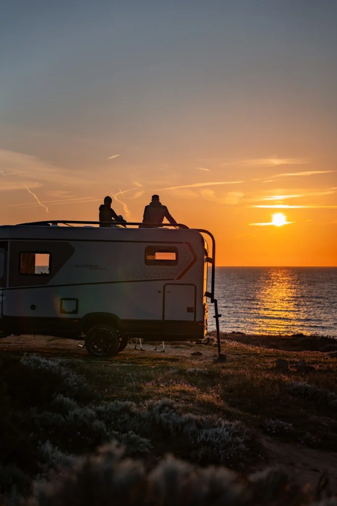 Un camping car profilé au bord d'une plage