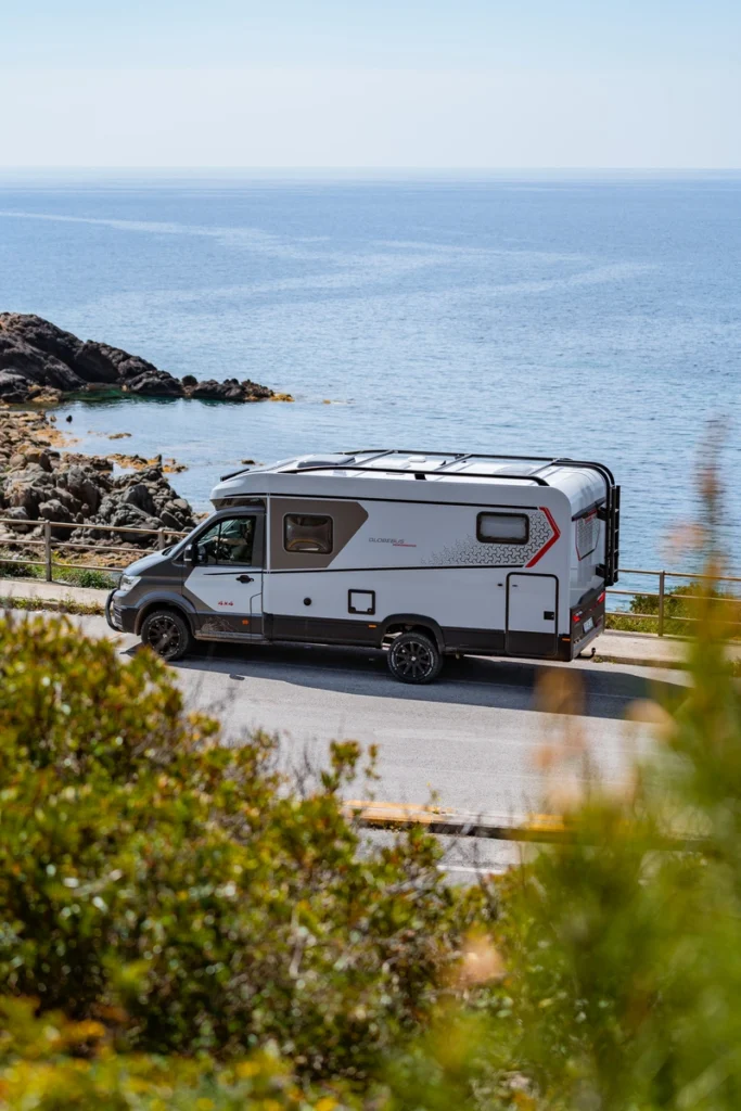 Un camping car profilé Dethleffs au bord d'une falaise