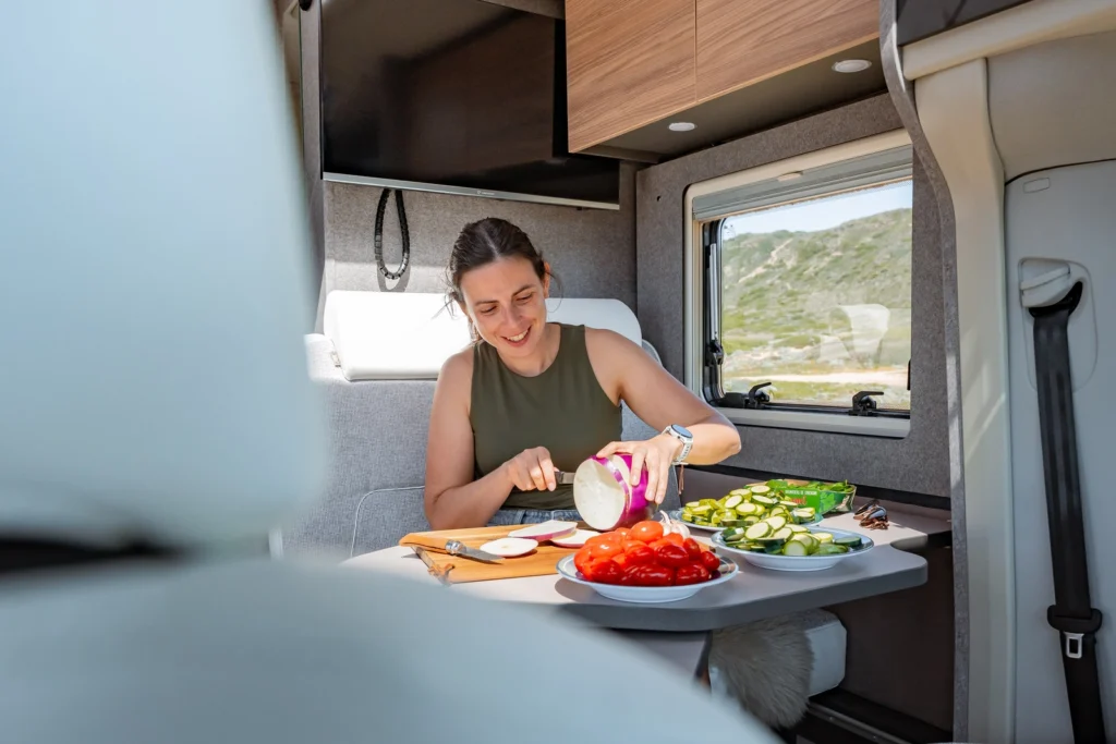 Préparation de repas dans un van, un fourgon ou un camping-car.