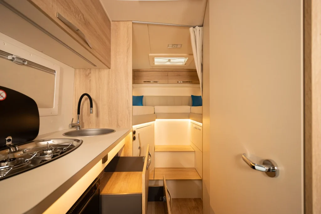 Cuisine et couloir vers l'espace nuit du fourgon Atlantis Deluxe 695