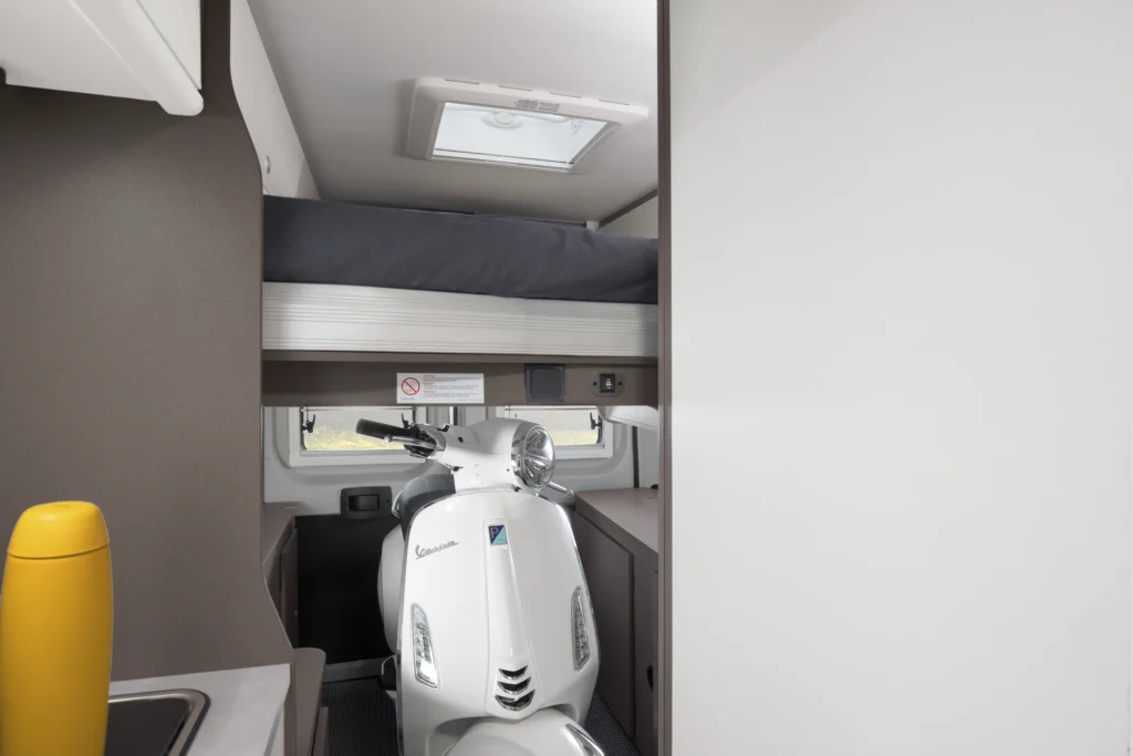 Fourgon Etrusco CV640 avec une Vespa dans la soute