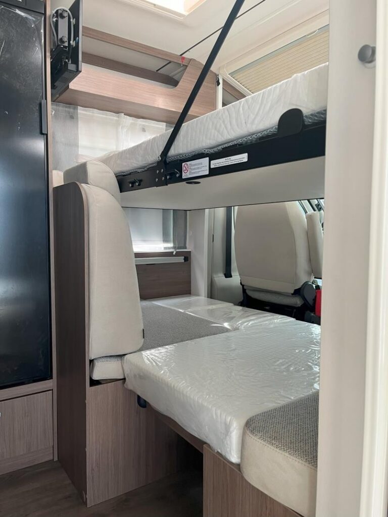 Vue du lit embarqué dans le camping-car profilé Carado V347 Clever-Lift