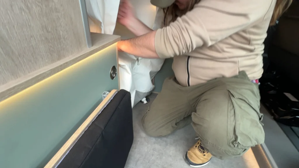 Maxime pose la douche amovible du Van Stylevan Origin