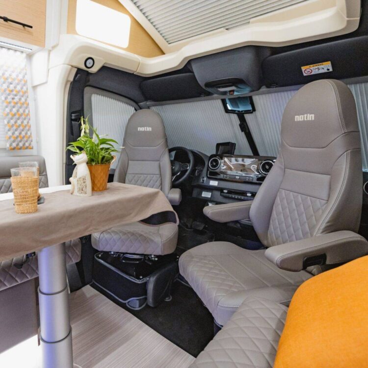 Vue intérieure du camping car prémium Notin Ostrava sur porteur Mercedes