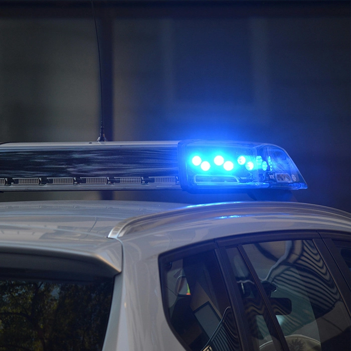 Voiture de police vers un camping-car