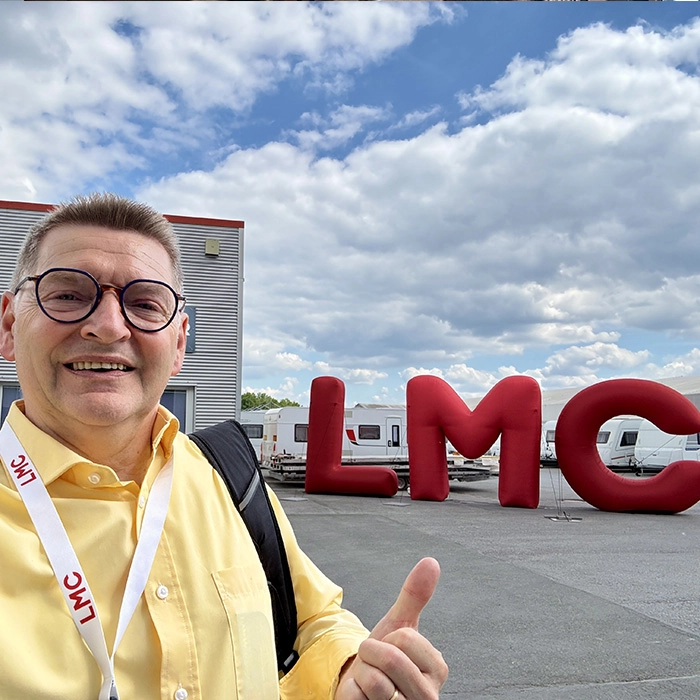 Chaque constructeur cherche aujourd’hui à élargir l’accès au voyage en van. Van LMC accessible : bonne idée… ou fausse bonne porte d’entrée ?