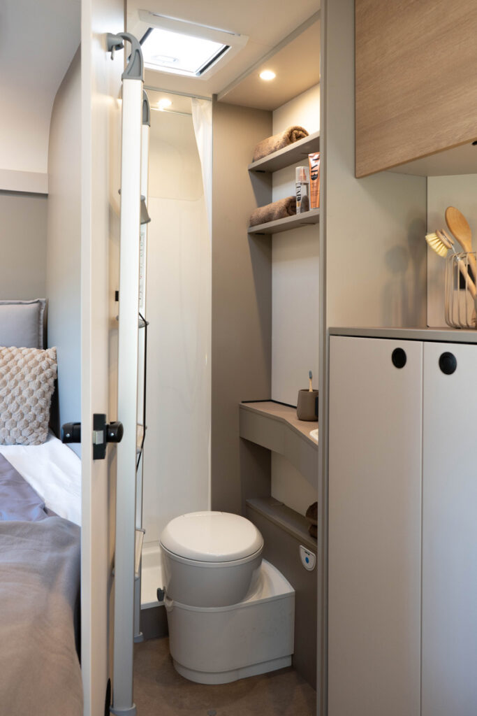 salle d'eau du motor-home LMC TRACER