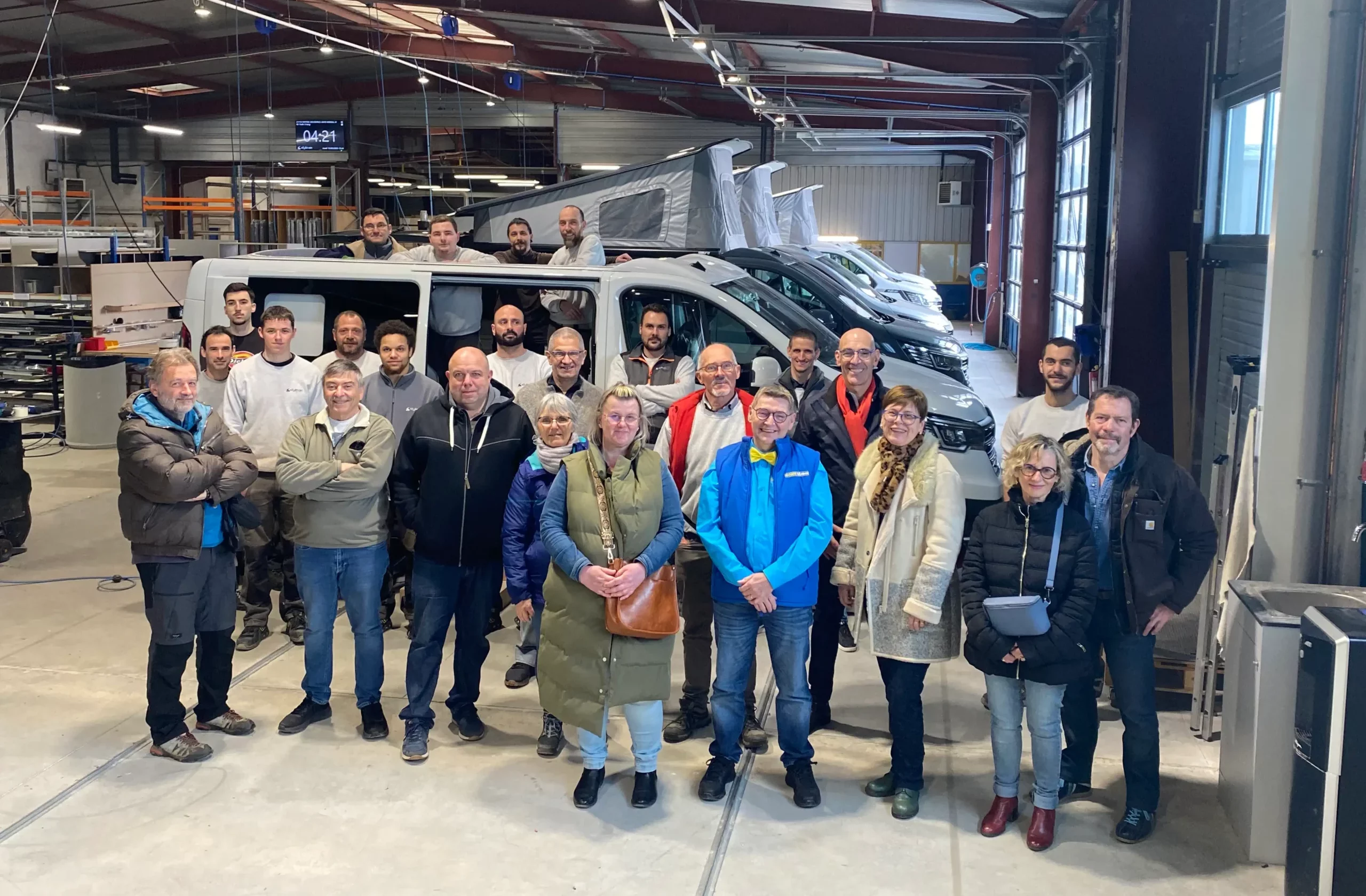 Le Petit Marcel devant son camping-car lors d’un tournage, créateur de contenus indépendants sur les véhicules de loisirs