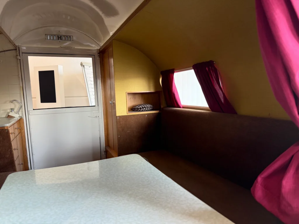 l'intérieur de la première caravane LMC