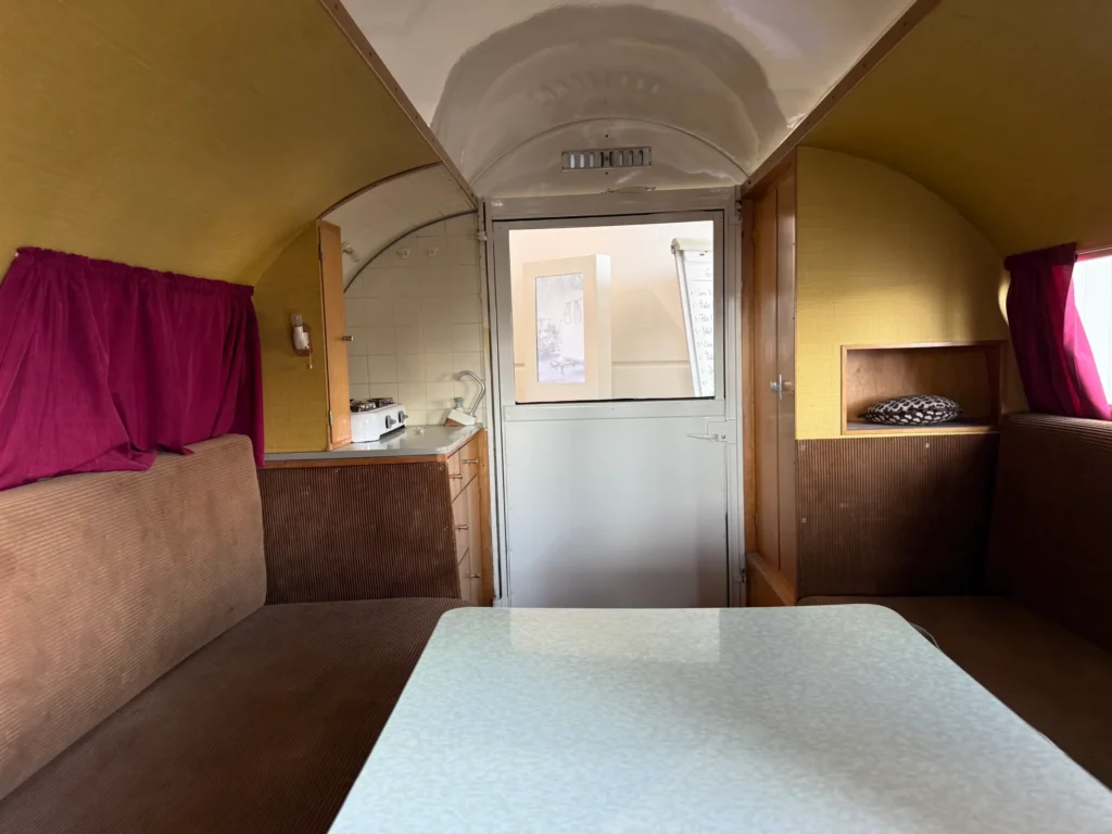 l'intérieur de la première caravane LMC