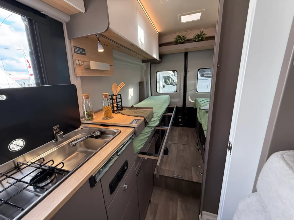 L'intérieur du fourgon aménagé Innovan sur porteur Ford Transit