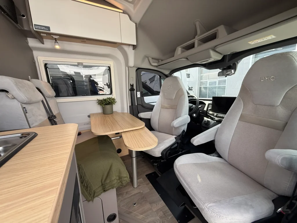L'intérieur du fourgon aménagé Innovan sur porteur Ford Transit