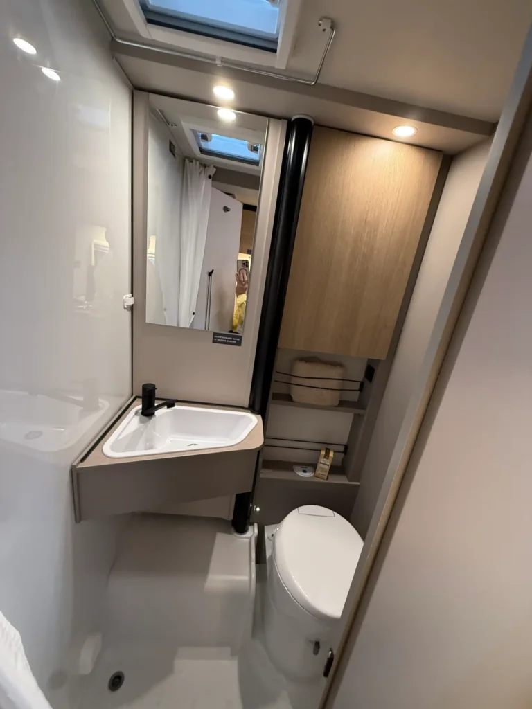 La salle d'eau du nouveau camping car Tracer de LMC