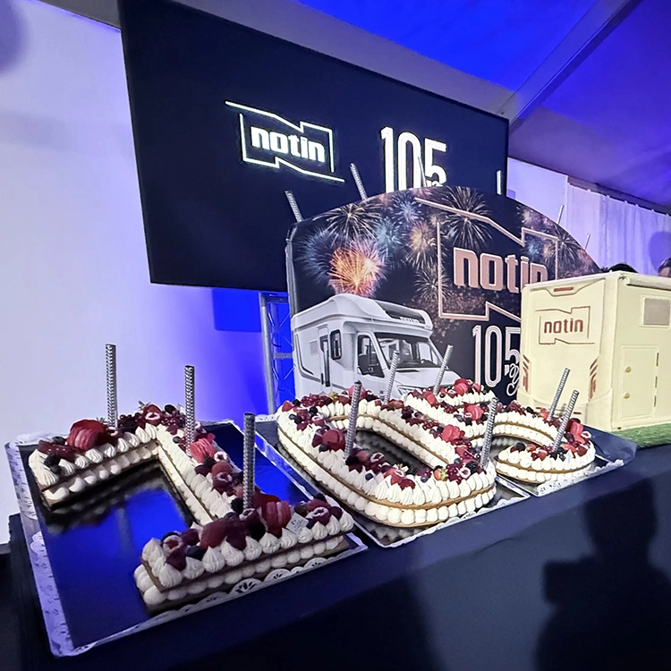 Le gâteau des 105 ans du constructeur Notin camping-car