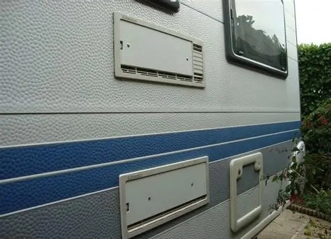 Les grilles vertes, c'est la ventilation de l'agrégat. Pas un ornement.